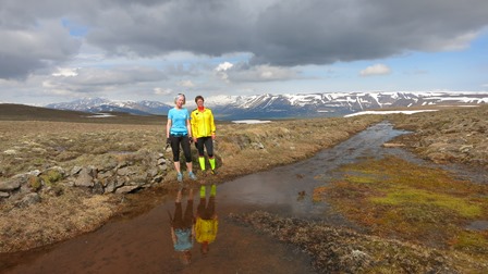 Bryndís og Guðrún Nýbjörg við spegilsléttan poll nálægt háheiðinni. (Ljósm. Sævar Skaptason).