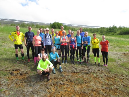Allt hér um bil tilbúið við Eyrarland. Standandi f.v.: Örvar, Elías, Sigþóra, Hildur, Jónína, Ingibjörg, Gunnar, Rakel, Anton, Sara Dögg, Grétar, Sonja Sif, Stefán G., Sævar Helgason, Sævar Skaptason, Guðrún Nýbjörg og Birgitta. Sitjandi f.v.: Birkir, Sigríður og Bryndís. (Ljósm. Björk Jóhannsd.).