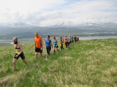 Hlaupið í halarófu suður yfir efsta túnið ofan við Eyrarland. Birkir fremstur í flokki sem oftar.
