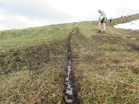 Slóð eftir torfæruhjól. Svona sár gróa seint.