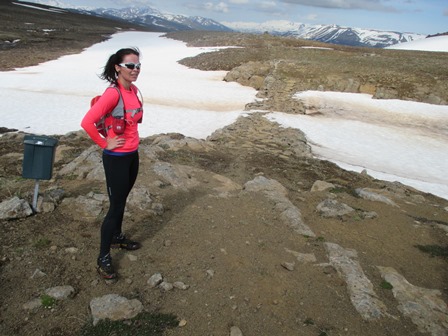 Sonja Sif við brúna yfir Systragilsdrög.