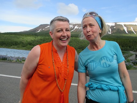 Við Systragil beið Björk aðalbílstjóri eftir Bryndísi og öðrum hlaupurum sem vantaði far til Akureyrar.