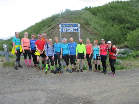 Hópmynd að hlaupi loknu. Á myndina vantar fimm hlaupara sem gátu ekki stillt sig um að hlaupa strax sömu leið til baka. (Ljósm. Björk).